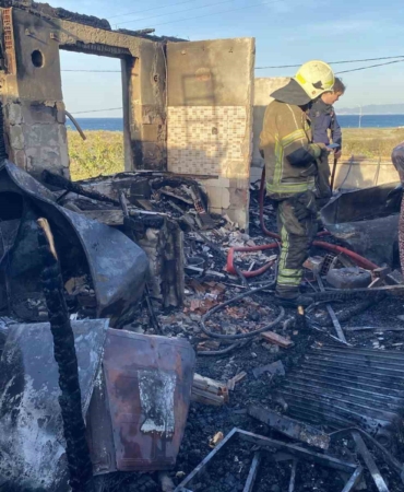 Bursa’da bir ev küle döndü, yanındaki bina hasar gördü