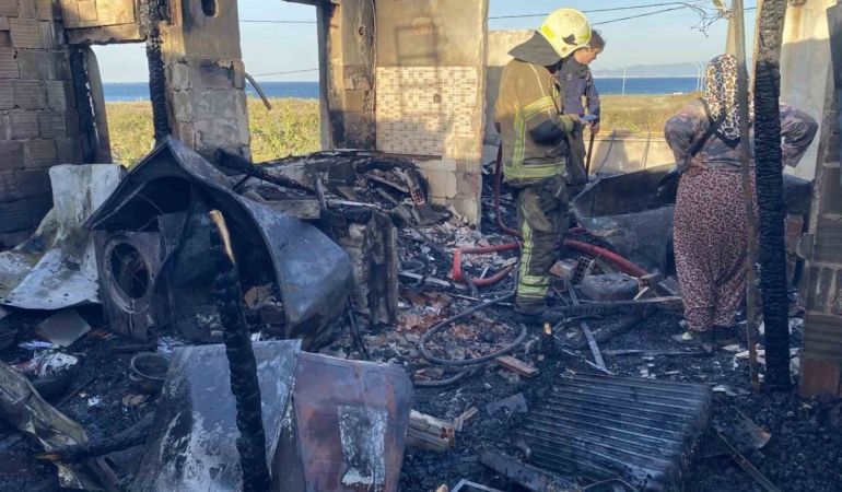 Bursa’da bir ev küle döndü, yanındaki bina hasar gördü