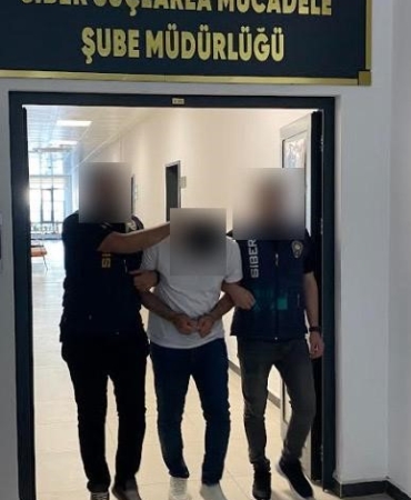 Kimlik bilgilerini çaldıkları vatandaşlar adına sahte kredi kartı çıkaran 2 şüpheli tutuklandı