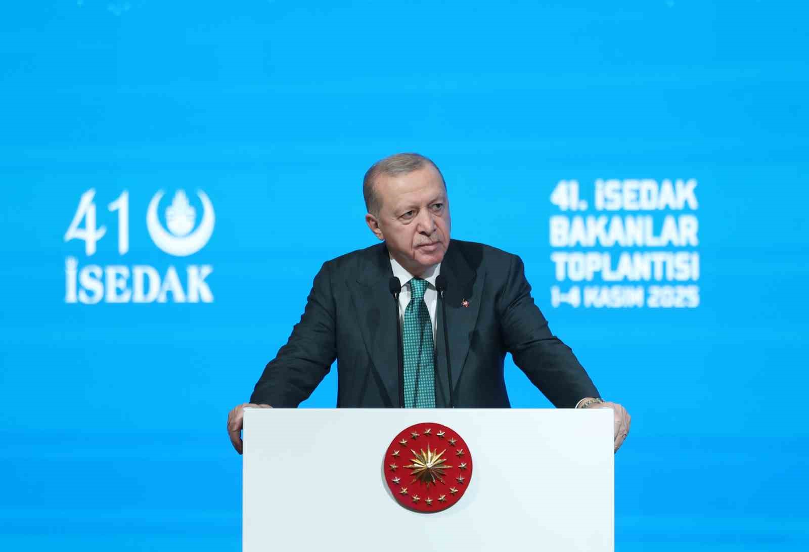Cumhurbaşkanı Erdoğan, "Teşkilatımızın Kıbrıs Türk halkıyla danışmasını çok önemli görüyorum. Kıbrıs Türk halkını asla yanlız bırakmayacağız. Haklı davalarında yanlarında olacağız" dedi.