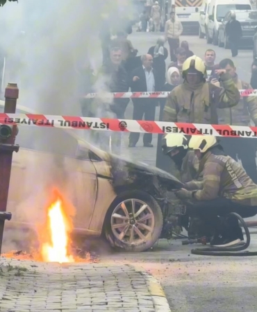 Yer altı elektrik kabloları patladı, bir otomobil alev alev yandı