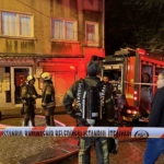 Fatih’te 3 katlı binanın çatısında korkutan yangın