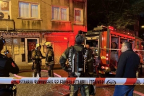 Fatih’te 3 katlı binanın çatısında korkutan yangın