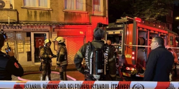 Fatih’te 3 katlı binanın çatısında korkutan yangın