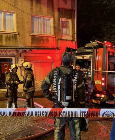 Fatih’te 3 katlı binanın çatısında korkutan yangın