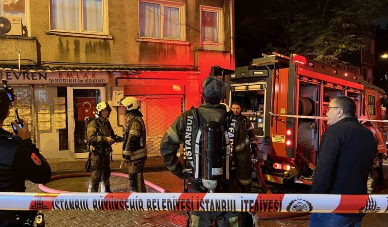 Fatih’te 3 katlı binanın çatısında korkutan yangın