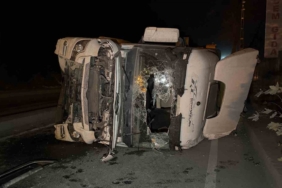 Eyüpsultan’da kontrolden çıkan hafriyat kamyonu yan yattı. 1 yaralı