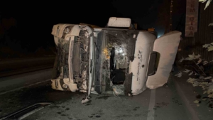 Eyüpsultan’da kontrolden çıkan hafriyat kamyonu yan yattı. 1 yaralı