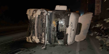 Eyüpsultan’da kontrolden çıkan hafriyat kamyonu yan yattı. 1 yaralı