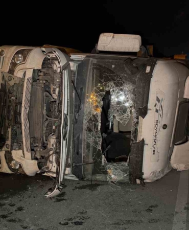 Eyüpsultan’da kontrolden çıkan hafriyat kamyonu yan yattı. 1 yaralı