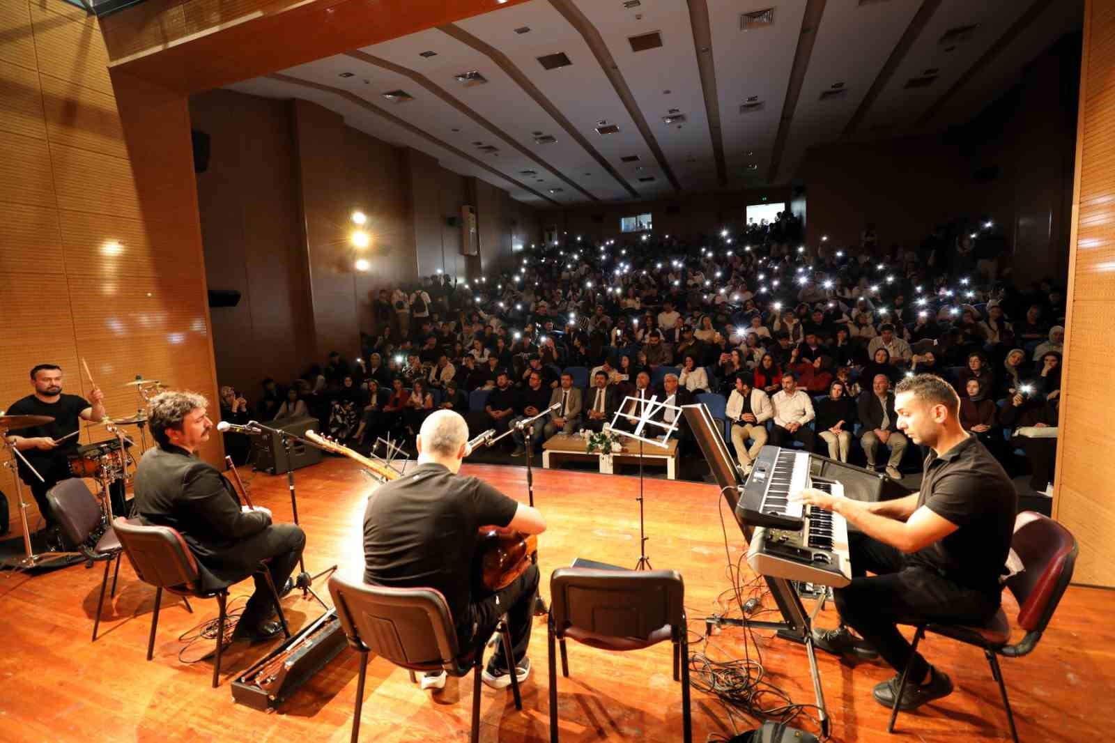 SUBÜ’den uluslararası öğrencilere türkü konseri