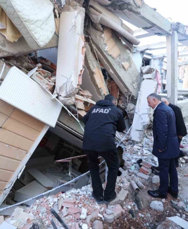 300 metre yarıçapındaki tüm binalarda ve zeminde detaylı ölçümler yapılıyor