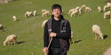 Üniversiteyi okudu, baba ocağına dönüp sürü sahibi oldu