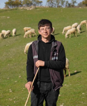 Üniversiteyi okudu, baba ocağına dönüp sürü sahibi oldu