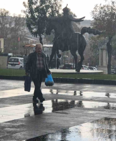 Tekirdağ’da şiddetli yağış etkili oldu, vatandaşlar sığınacak yer aradı