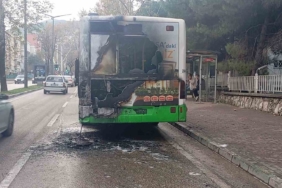 Otobüsün motor kısmı küle döndü, yolcular büyük panik yaşadı