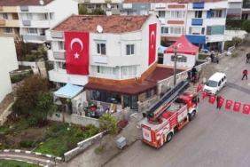 Şehidin evine Türk bayrağı asıldı