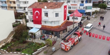 Şehidin evine Türk bayrağı asıldı