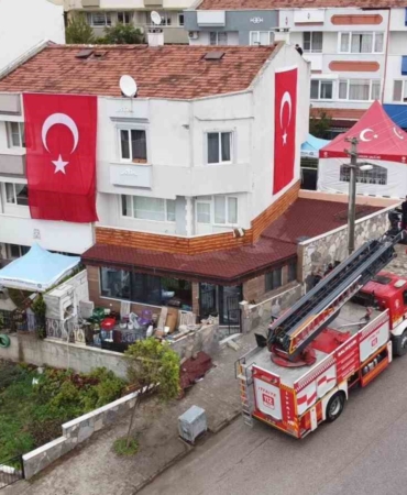 Şehidin evine Türk bayrağı asıldı