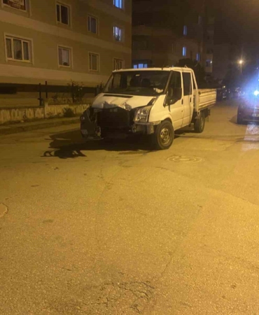 Otobüs ile kamyonet çarpıştı: Şans eseri yaralanan olmadı