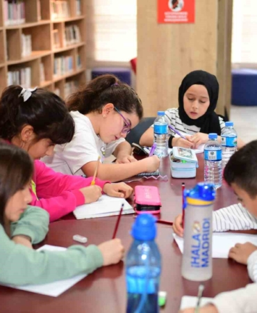 Osmangazi’de çocuklar hayallerini kağıda döküyor