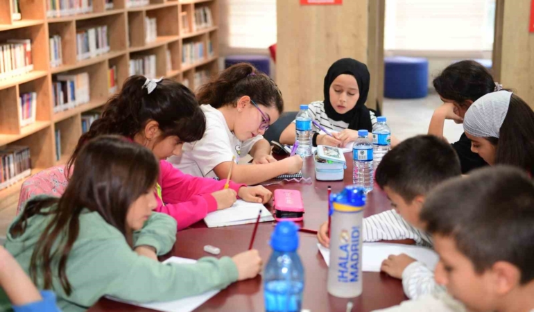 Osmangazi’de çocuklar hayallerini kağıda döküyor