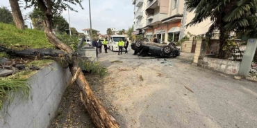 Taklalar atarak hurdaya dönen otomobilden burnu kanamadan çıktı