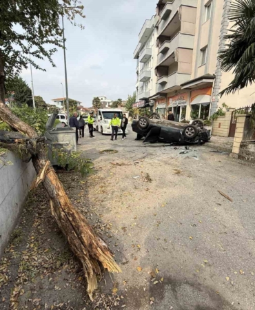 Taklalar atarak hurdaya dönen otomobilden burnu kanamadan çıktı
