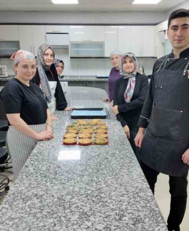 Çayırova’da "geleceğin pasta şefleri" eğitimlere başladı