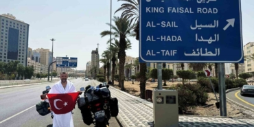 Sigarayı bıraktı, motosikleti ile 250 bin kilometre yol yaptı: Son durağı umre oldu