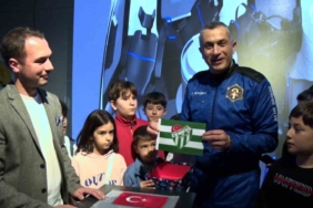 Türkiye’nin 3’üncü astronotu Gökhan Erdem uzaya çıkardığı Bursaspor bayrağını GUHEM’e teslim etti