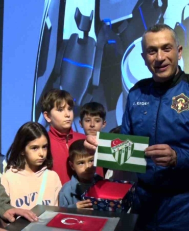 Türkiye’nin 3’üncü astronotu Gökhan Erdem uzaya çıkardığı Bursaspor bayrağını GUHEM’e teslim etti