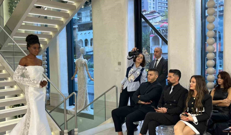 Bursa’da muhteşem gelinlik defilesi: 26 koleksiyon 15 mankenle podyuma taştı
