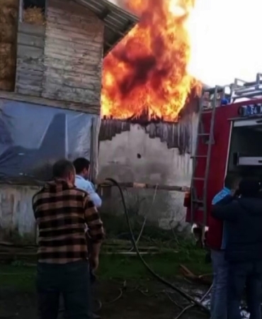 Ev ve samanlık alev topuna döndü