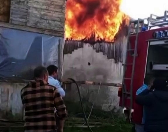 Ev ve samanlık alev topuna döndü