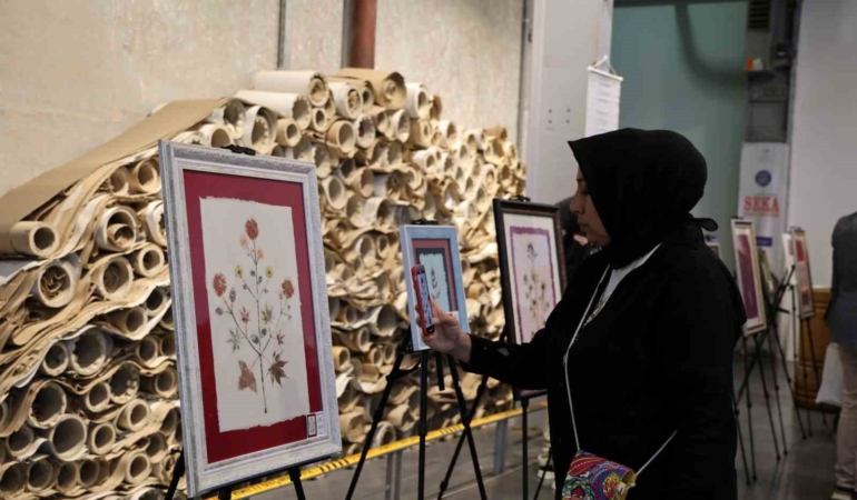 Kağıtta açan çiçekler sergisi açıldı