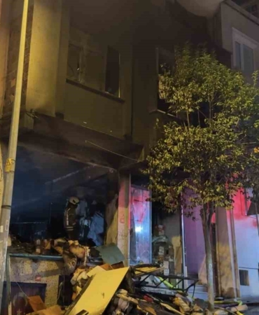 Bağcılar’da iş yerinde çıkan yangın binayı sardı. 1 yaralı