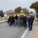 Metrelerce sürüklendi, emniyet kemeriyle hayatta tutundu