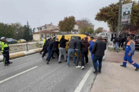 Metrelerce sürüklendi, emniyet kemeriyle hayatta tutundu