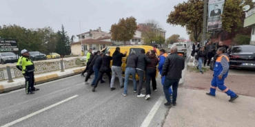 Metrelerce sürüklendi, emniyet kemeriyle hayatta tutundu