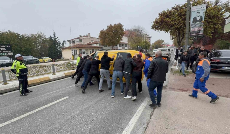 Metrelerce sürüklendi, emniyet kemeriyle hayatta tutundu