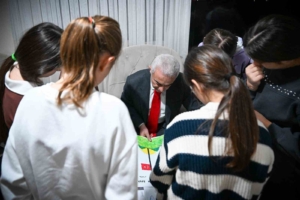 Kırklareli Valisi ve eşi sevgi evlerinde kalan çocuklarla buluştu