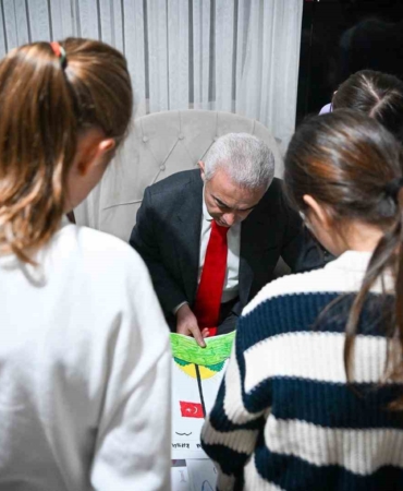 Kırklareli Valisi ve eşi sevgi evlerinde kalan çocuklarla buluştu