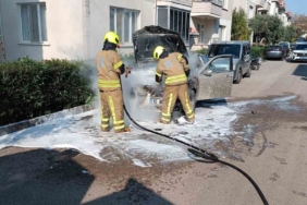 Gönen’de park halindeki araç alev aldı