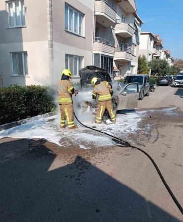 Gönen’de park halindeki araç alev aldı