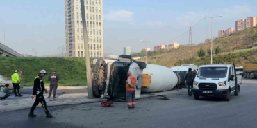 Sarıyer’de beton mikseri arkasındaki boş öğrenci servisine çarparak devrildi