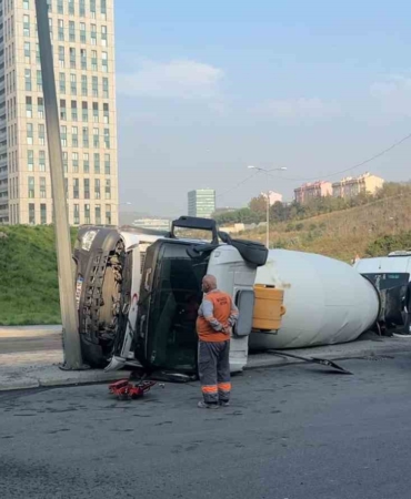 Sarıyer’de beton mikseri arkasındaki boş öğrenci servisine çarparak devrildi