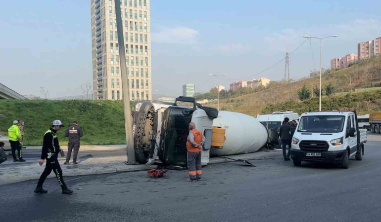 Sarıyer’de beton mikseri arkasındaki boş öğrenci servisine çarparak devrildi