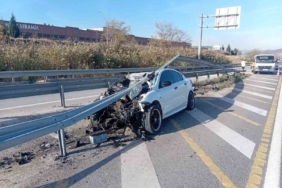 Bilecik’te kontrolden çıkan otomobil bariyerlere çarptı; 6 kişi yaralandı