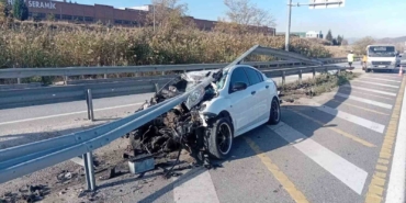 Bilecik’te kontrolden çıkan otomobil bariyerlere çarptı; 6 kişi yaralandı